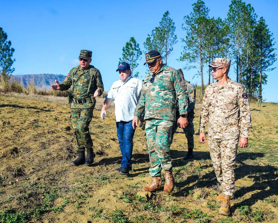 Paliza y ministro de Defensa recorren comunidades de la frontera norte